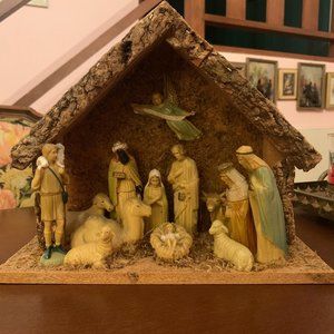 Vintage 1940s Wood/Moss/Creche Nativity Baby Jesus Manger Scene / Resin Figurine